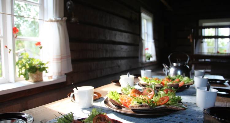 Gedeckter Tisch im Innenbereich mit rustikaler Dekoration.