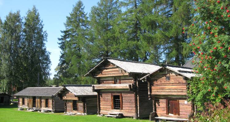 Reihe traditioneller Holzgebäude.