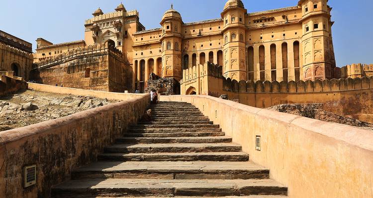 Amber Fort met mensen die de trappen beklimmen.