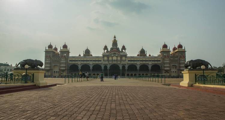 Vue frontale symétrique du Palais de Mysore avec une large cour avant en brique