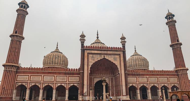 Jama Masjid à Delhi avec des visiteurs à l'extérieur.