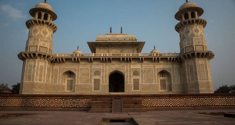 El ornado Baby Taj se alza simétricamente contra un sereno cielo del amanecer en Agra.