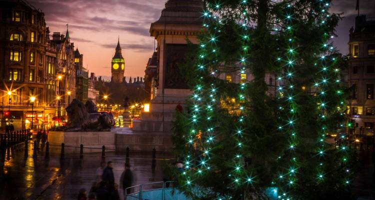 Big Ben und Trafalgar Square in der Dämmerung mit Feiertagsbeleuchtung.