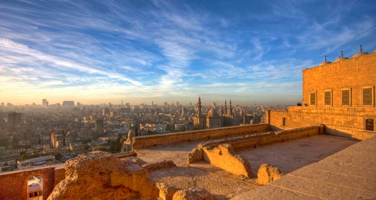 Vista panorámica de El Cairo desde una mezquita histórica con cielos azules.