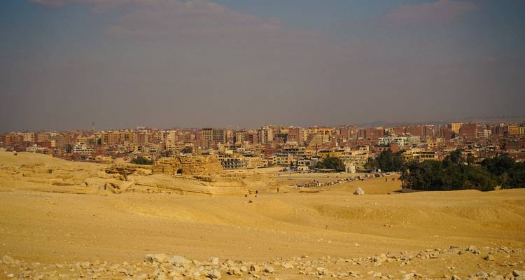 Vista panorámica de El Cairo con desierto y estructuras antiguas.