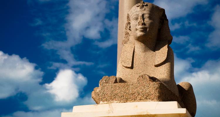 Sculpture de sphinx contre un ciel bleu.