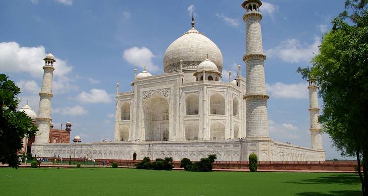 The Taj Mahal with clear blue sky.