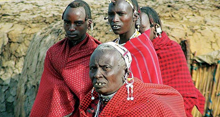 Gruppe von Massai-Menschen in traditioneller Kleidung.
