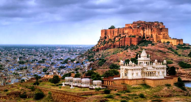 Mehrangarh-Fort mit weißen Kenotaphen im Vordergrund.