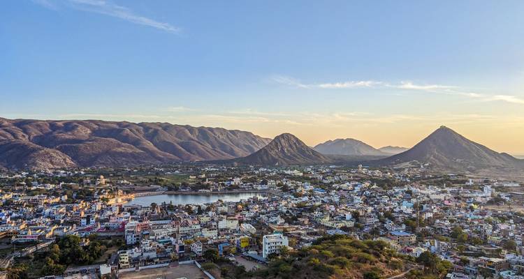 Panoramablick auf die Stadt Pushkar mit Hügeln.