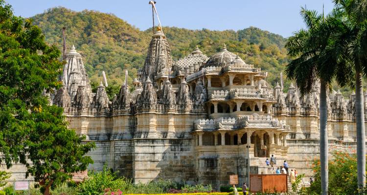 Ranakpur Tempel mit kunstvollen Schnitzereien.