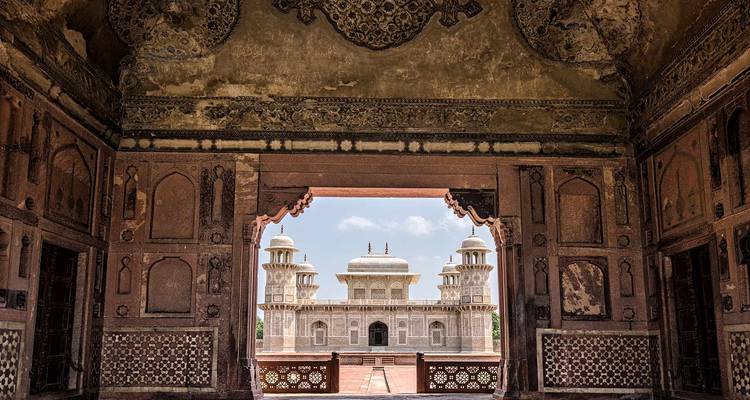 Blick aus dem Inneren eines historischen Gebäudes auf ein anderes Bauwerk.