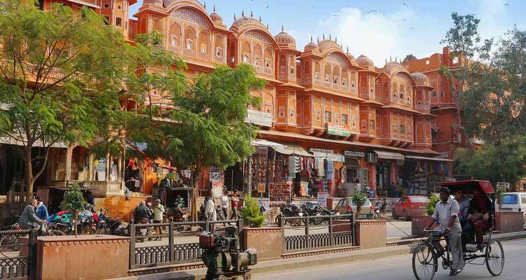 Belebte Straße in Jaipur mit traditioneller Architektur.