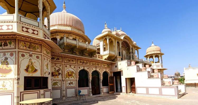 Prunkvoller Palast mit Kuppeln und Gemälden in Mandawa.