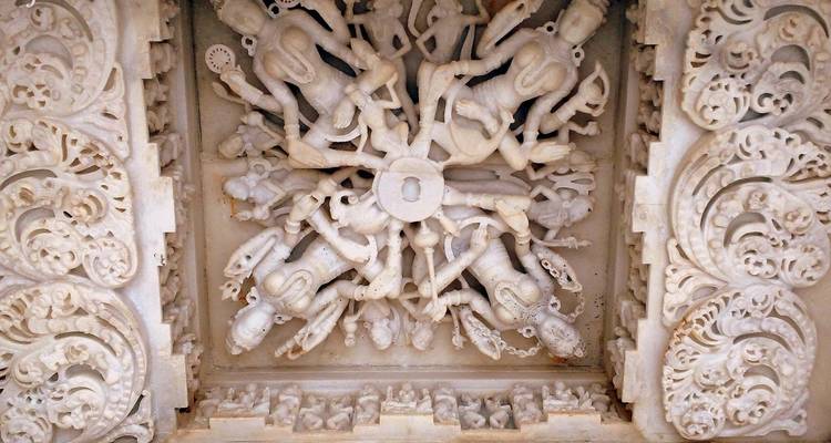 Kunstvolle Marmorschnitzereien an einer Decke.