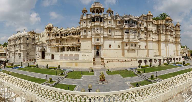 Große historische Palastanlage mit mehreren Innenhöfen.