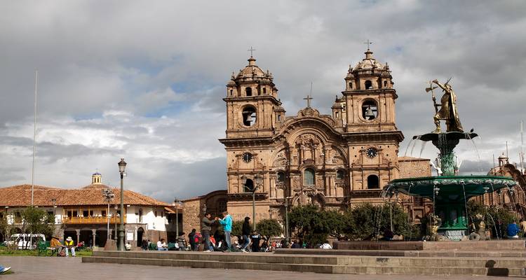 La Plaza de Armas de Cusco avec l'Iglesia de la Compañía de Jesús ornée et sa fontaine centrale.