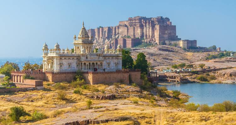 Mehrangarh Fort met zijn imposante architectuur op een rotsachtige heuvel.