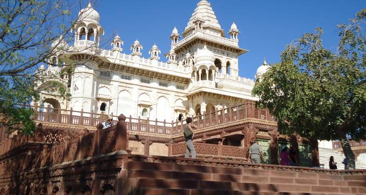 Jaswant Thada, een marmeren gedenkteken in Jodhpur, tegen een blauwe hemel.