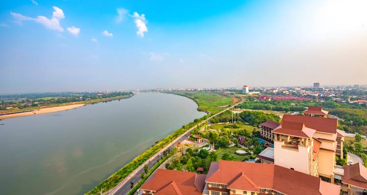 Vue aérienne d'une rivière et d'une ville.