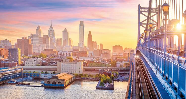 Philadelphia skyline tijdens zonsopgang met Ben Franklin Bridge.