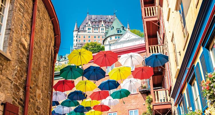 Kleurrijke paraplu's die boven een straat in Quebec City hangen.