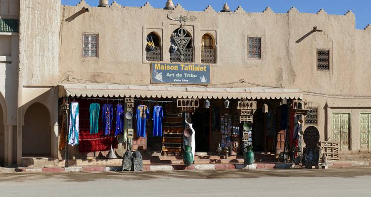Devanture de magasin de ville désertique traditionnelle présentant les arts tribaux, les textiles et les ouvrages métalliques