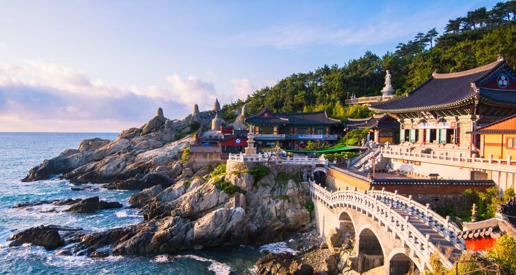 Ein Tempelkomplex mit Blick auf das Meer mit dramatischen Klippen.