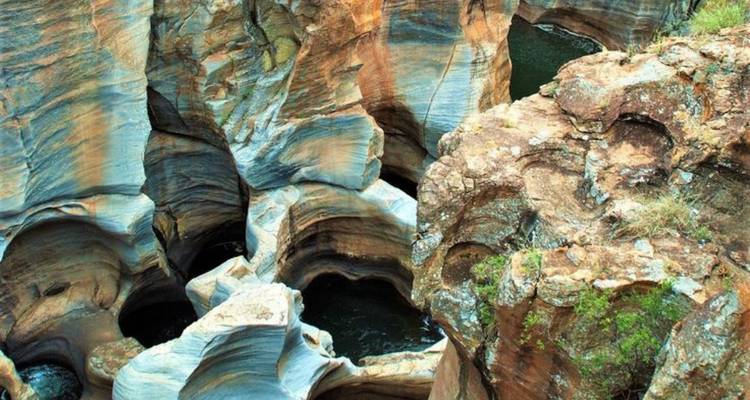 Geologische rotsformaties met stromend water.
