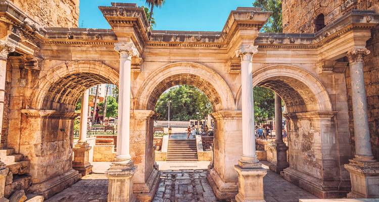 Alte Steinbögen an einem historischen Ort.