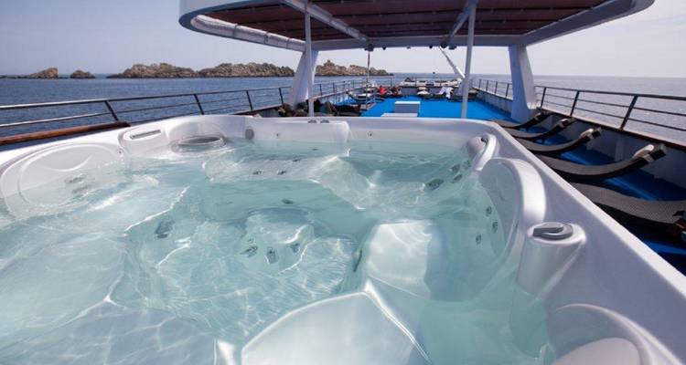 Deckjacuzzi auf einer Yacht mit Blick auf die Küste.
