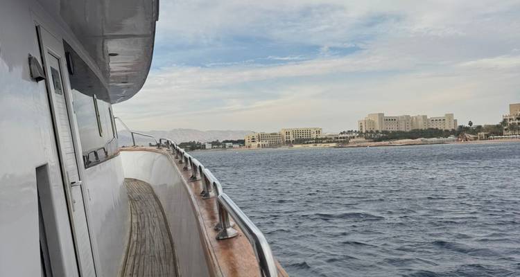 Vue depuis un bateau regardant vers le rivage avec des hôtels.