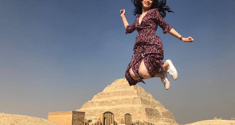Jeune femme sautant devant la pyramide à degrés.