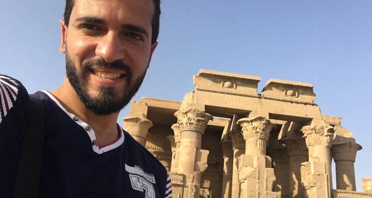 Selfie avec un temple égyptien antique en arrière-plan.