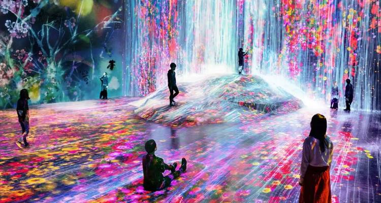 Bunte, interaktive digitale Kunstinstallation mit Menschen, die sie erkunden.