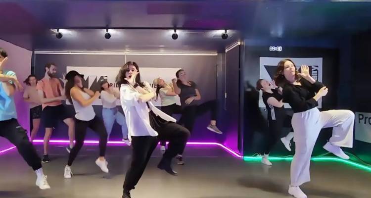 Tanzstunde mit Teilnehmern, die aktiv am Unterricht teilnehmen.