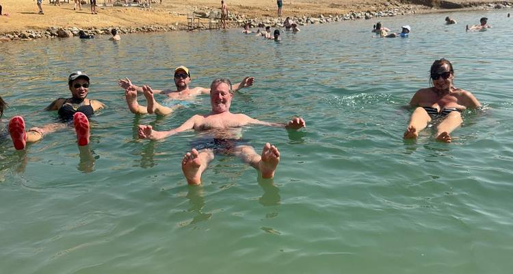 Des gens qui flottent dans la mer Morte.