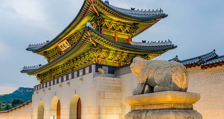 Een traditionele poort met een leeuwenbeeld en ingewikkelde architectuur.