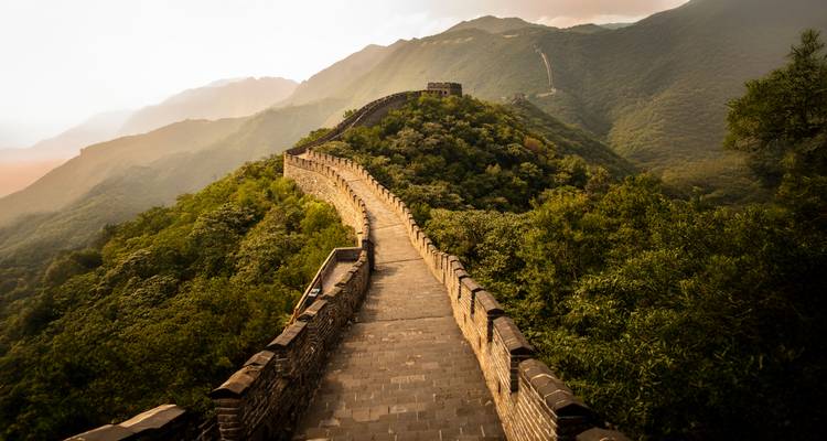 Een gedeelte van de Chinese Muur dat zich kronkelt door een bergachtig landschap.