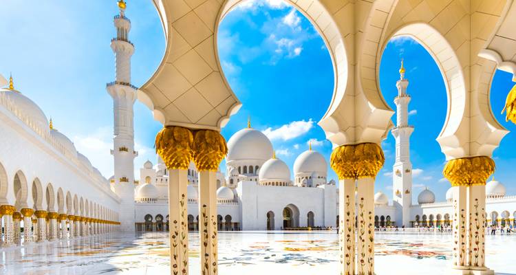 Schöne Architektur einer Moschee mit Kuppeln und Minaretten vor einem leuchtenden blauen Himmel.