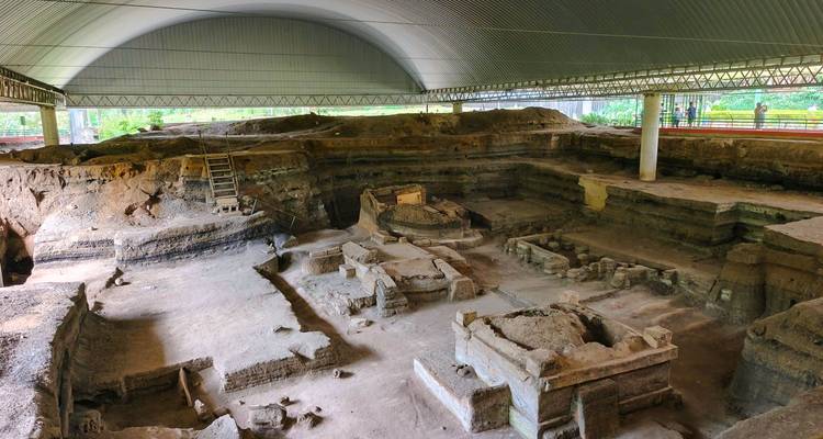 Vaste abri d'excavation couvert révélant des structures en adobe anciennes et des rues