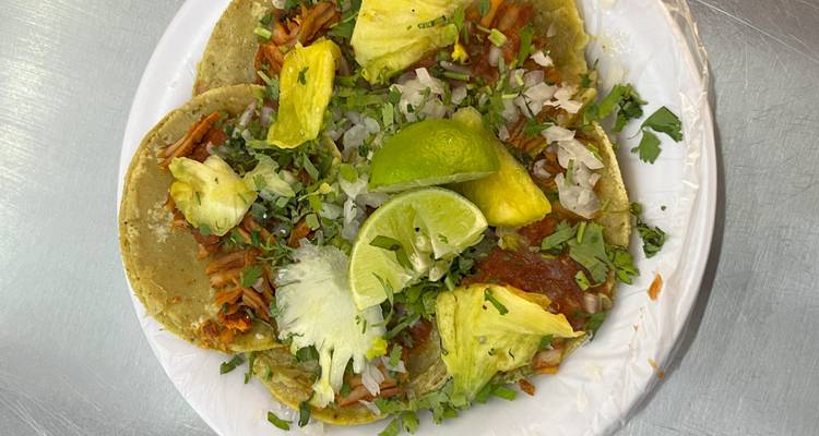 Tacos de aspecto delicioso con lima en un plato.