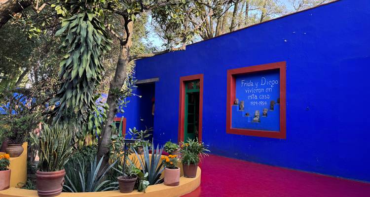 Edificio pintado de forma vibrante con un letrero que hace referencia a Frida Kahlo y Diego Rivera.