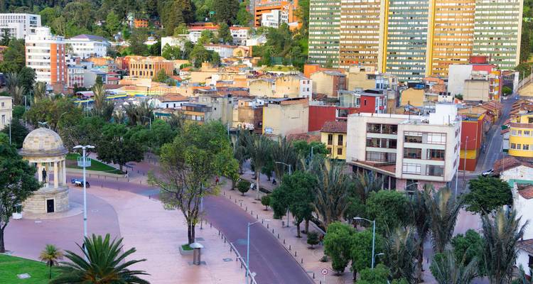 Vista aérea de la ciudad con edificios altos y una plaza abajo.
