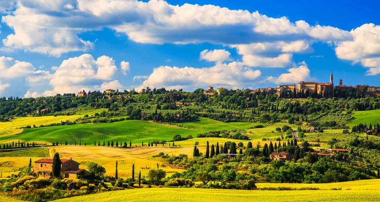 Panoramisch uitzicht op het Toscaanse platteland met velden en heuvels