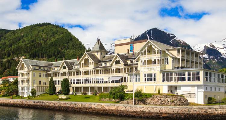 Élégant bâtiment historique au bord de l'eau en Norvège.