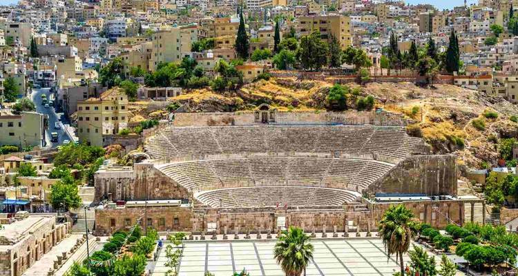 Le théâtre romain d'Amman entouré par les bâtiments de la ville.