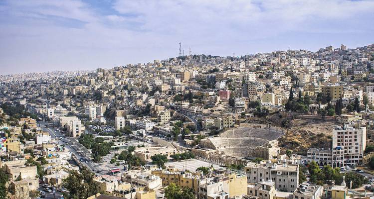 Vue panoramique d'Amman avec le Théâtre romain au premier plan.