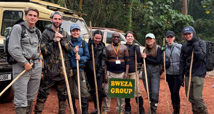 Image répétée du groupe de trekking posant avec un guide de Bwindi avant l'aventure de suivi des gorilles.