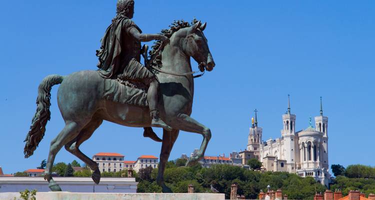 Reiterstatue mit der Basilika Notre-Dame de Fourvière im Hintergrund in Lyon, Frankreich.
